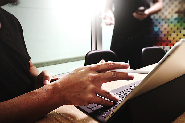 포토 JPG 해외이미지 손 디자인 남자 비즈니스 통신 아이디어 상반신 두명 옆모습 노트북 컴퓨터 디지털 스크린 디자이너 레이아웃 멀티미디어 개발 프로그래밍 프로젝트 성인남자만 코워킹스페이스 해외포토 직업 뷰포인트 컨셉 사람 신체부위 전자제품 작업 남자만 성인만 파일형식 공유경제 이미지허브