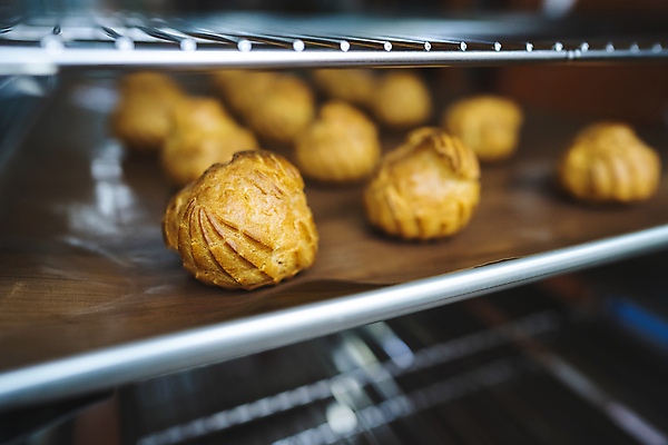 포토 JPG 해외이미지 전통 접시 음식 백그라운드 디저트 요리 사람없음 갈색 케이크 주방 얼음 카페 빵집 흰색 신선 달콤 맛 아침식사 설탕 굽기 가득함 크림 반죽 퍼프 레시피 버터 프랑스어 바닐라 번 커스터드 페스츄리 핸드메이드 해외포토 자연요소 문자 식기 빵 컬러 컨셉 상점 식사 구이 파일형식 이미지허브