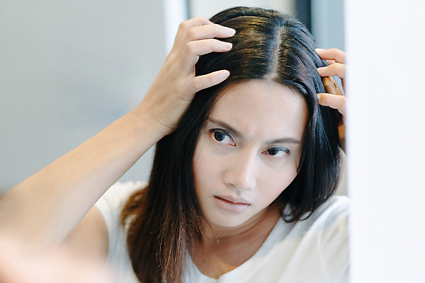 포토 JPG 해외이미지 손 응시 여자 실내 한명 상반신 성인 앞모습 신체부위 뷰티 반사 머리카락 거울 흰배경 헤어관리 감싸기 두피관리 두피케어 탈모 탈모클리닉 성인여자한명만 탈모예방 숱 해외포토 1 시선 뷰포인트 백그라운드 모션 사람 내부 머리 흰색 예방 클리닉 증상 여자한명만 성인여자만 파일형식 이미지허브