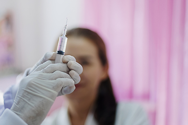 포토 JPG 해외이미지 백인 모델 여자 행복 얼굴 백그라운드 신체 건강 주사기 한명 미소 사람 성인 치료 뷰티 약 머리 유행 화장품 흰색 주름 닫기 플라스틱 피부 입술 피부관리 주사약 외과 내추럴 돌봄 완벽 노화 해외포토 서양인 1 감정 컬러 컨셉 의학 의료기기 모션 재질 표정 병원 신체부위 파일형식 이미지허브