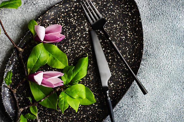 포토 JPG 해외이미지 접시 꽃 포크 잎 회색배경 사람없음 나뭇가지 나이프 해외포토 나무 식물 식기 백그라운드 회색 칼 파일형식 이미지허브