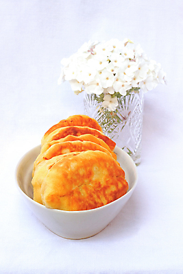 포토 JPG 해외이미지 전통 접시 꽃 음식 오렌지 유리 육류 요리 사람없음 초록색 노란색 꽃병 식사 저녁식사 튀김 흰색 뜨거움 도자기 사발 황금 가득함 흰배경 퍼프 폭식 러시아인 우크라이나 페스츄리 핸드메이드 해외포토 서양인 식물 식기 유럽 빵 컬러 백그라운드 과일 식재료 재질 사기그릇 파일형식 이미지허브