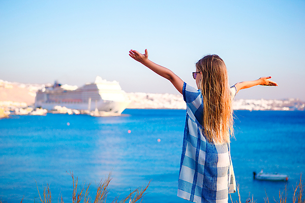 포토 JPG 해외이미지 주간 여자 어린이 바다 하늘 팔벌리기 휴식 한명 상반신 야외 뒷모습 파란색 여름휴가 바캉스 만세 미코노스섬 소녀한명만 해외포토 자연요소 1 뷰포인트 컬러 섬 컨셉 모션 휴가 사람 그리스 여자한명만 소녀만 파일형식 여름_계절 이미지허브