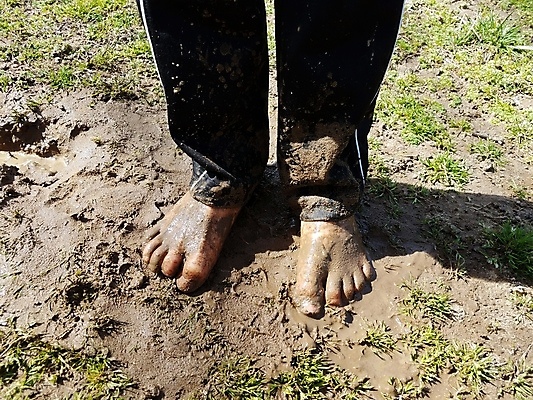 포토 JPG 해외이미지 옷 어린이 바지 발 놀이 사람없음 야외 흙 젖음 먼지 진흙 발가락 땅바닥 해외포토 하의 바닥 사람 신체부위 파일형식 이미지허브