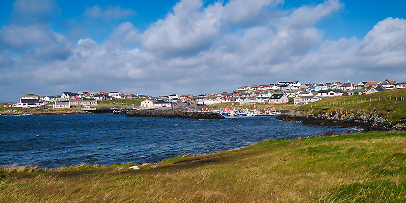 포토 JPG 해외이미지 전통 유럽 여행 자연 하늘 주택 사람없음 건물 물 파란색 마을 항구 맑음 어선 보트 언덕 커뮤니티 타운 멀리 고립 스코틀랜드 해외포토 자연요소 건축물 나라 컬러 배_교통 교통시설 날씨 영국 도시 생태계 파일형식 이미지허브