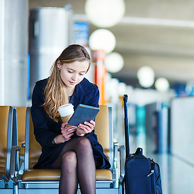 포토 JPG 해외이미지 서양인 여자 여행 의자 휴가 한명 성인 책 독서 여행객 여행가방 기다림 공항 성인여자한명만 해외포토 외국인 1 가구 가방 교통시설 모션 사람 여자한명만 성인여자만 파일형식 이미지허브