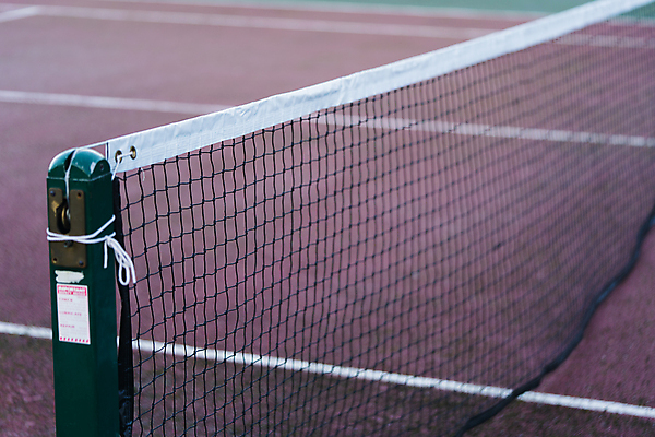 포토 JPG 해외이미지 공원 스포츠 공 놀이 바람 영국 잉글랜드 건강 사랑 경기 사람없음 야외 빨간색 초록색 세트 경쟁 테니스 게임 라켓 우승 업무 오픈 그물 그리기 법정 분실 콘크리트 해외포토 자연요소 공공시설 감정 유럽 스포츠용품 컬러 컨셉 모션 날씨 구기 최고 작업 파일형식 이미지허브