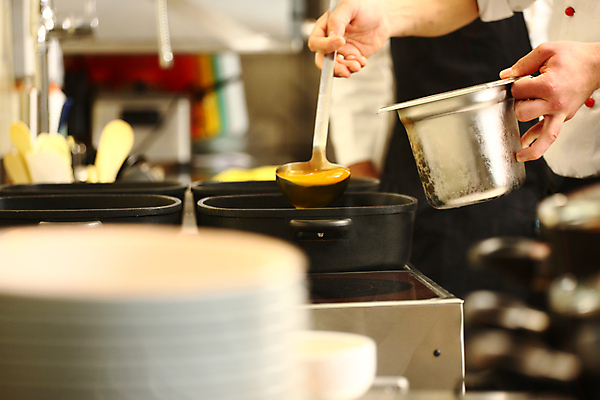 포토 JPG 해외이미지 직업 접시 손 남자 음식 백그라운드 유니폼 채소 재료 호텔 관리 요리 사람 사람없음 장식 빨간색 주방 요식업 식당 요리사 식사 저녁식사 샐러드 신선 업무 고명 칼 맛 혼합 자르기 먹기 준비 상업 레시피 점심식사 해외포토 식기 옷 산업 컬러 컨셉 모션 숙소 신체부위 상점 작업 파일형식 이미지허브