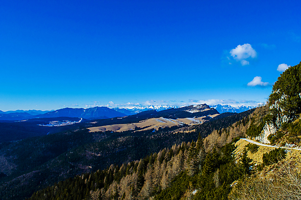 포토 JPG 해외이미지 나무 식물 구름 계절 공원 길 여행 백그라운드 자연 하늘 산 파노라마 풍경 사람없음 야외 목재 초록색 여름 파란색 걷기 이탈리아 트래킹 하이킹 흰색 소나무 숲 알프스 암초 침엽수 내추럴 절정 해외포토 자연요소 공공시설 유럽 컬러 재료 모션 레저 촬영기법 생태계 파일형식 이미지허브