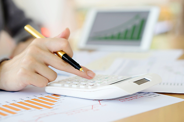 포토 JPG 해외이미지 백인 직업 1 손 종이 비즈니스 사업가 그래프 설계 노동자 실내 사람 사람없음 금융 경제 사무실 숫자 펜 볼펜 계산기 정보 기록 작업 비즈니스우먼 계산 상담원 책상 분석 보고서 문서 회계 물류 분석가 세금 예산 회계사 해외포토 서양인 문자 여자 가구 컨셉 문구용품 내부 신체부위 필기구 장비 직장인 사무원 파일형식 이미지허브