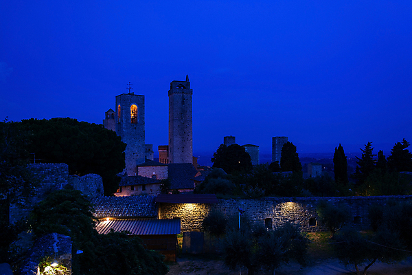 포토 JPG 해외이미지 유럽 중년 건축양식 사람없음 건물 여름 탑 어둠 일몰 이탈리아 새벽 도시 중세 역사 야간 저녁 시력 타운 8월 옛날 토스카나 해외포토 자연요소 건축물 계절 건축 나라 성인 노을 날짜 파일형식 이미지허브
