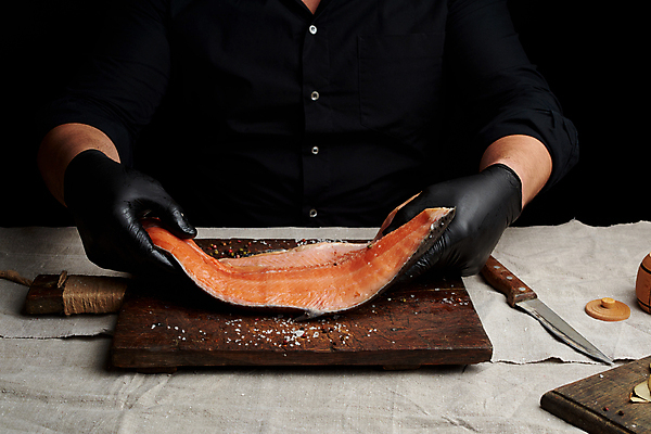 포토 JPG 해외이미지 장갑 재료 도마 요리 사람없음 요리사 신선 잡기 칼 해산물 준비 연어 라텍스 방법 해외포토 직업 잡화 모션 주방용품 어류 파일형식 이미지허브