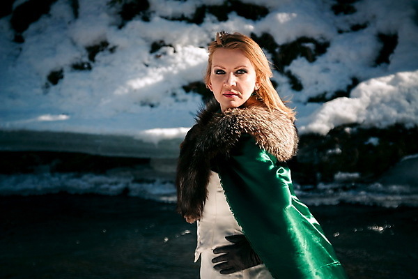 포토 JPG 해외이미지 백인 모델 1 라이프스타일 계절 공원 여자 행복 얼굴 크리스마스 겨울 자연 동화 휴가 털 한명 미소 사람 성인 야외 초록색 물 강 뷰티 유행 추위 코트 흰색 개울 숲 서리 여우 조지아 해외포토 자연요소 서양인 공공시설 기념일 감정 컬러 포유류 표정 생활 신체부위 외투 생태계 동유럽 파일형식 이미지허브