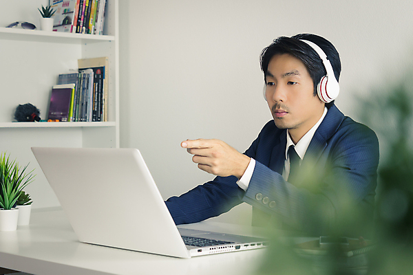 포토 JPG 해외이미지 직업 남자 인터넷 통신 모바일 노동자 직장 한국 한명 사람 동양인 정장 금융 노트북 스마트폰 핸드폰 컴퓨터 일본 헤드폰 공책 중국 업무 비즈니스맨 네트워크 상담원 연결 무선전화기 전화기 서비스 상담 경영자 텔레마케팅 온라인 운영자 프리랜서 해외포토 1 옷 아시아 음향기기 회사 비즈니스 문구용품 인종 경제 전자제품 스마트기기 작업 직장인 사무원 서비스업 리더 파일형식 이미지허브