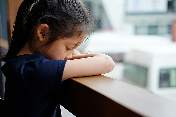 포토 JPG 해외이미지 감정 어린이 창문 한명 동양인 표현 버리기 혼자 해외포토 1 모션 사람 인종 파일형식 이미지허브