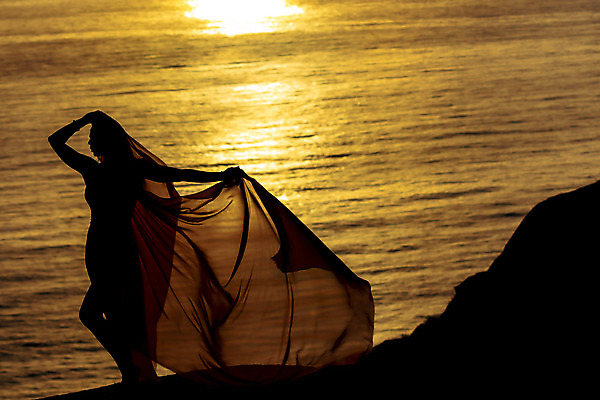 포토 JPG 해외이미지 백인 여자 수영복 실루엣 호수 파도 포즈 날씨 휴가 휴식 한명 성인 야외 일몰 피부 해외포토 서양인 1 옷 바다 컨셉 촬영기법 사람 신체부위 노을 파일형식 이미지허브