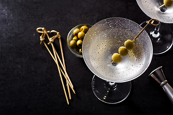 포토 JPG 해외이미지 검은배경 사람없음 알코올 칵테일 꼬치 올리브 마티니 보드카 이쑤시개장식 해외포토 열매 백그라운드 주류 장식 검은색 이쑤시개 파일형식 이미지허브