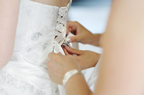 포토 JPG 해외이미지 손 드레스 옷 결혼 이벤트 사람없음 유행 흰색 축하 고급 닫기 만족 헬프 스타일 해외포토 감정 컬러 컨셉 모션 신체부위 도움 파일형식 이미지허브