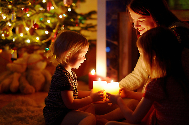 포토 JPG 해외이미지 나무 전통 디자인 계절 어린이 크리스마스 거실 가족 엄마 불 주택 함께함 실내 선물 사랑 앉기 성인 내부 장식 세명 크리스마스트리 축제 방 축하 오픈 휴게실 클래식 고급 12월 벽난로 자매 장면 리빙 걸음마 배려 해외포토 자연요소 식물 여자 기념일 감정 컨셉 관계 모션 사람 건물 날짜 파일형식 이미지허브