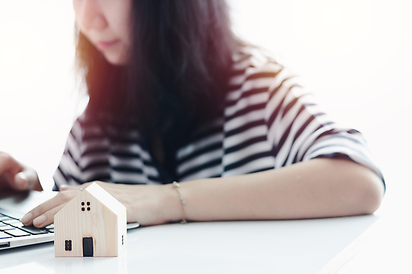 포토 JPG 해외이미지 직업 라이프스타일 여자 얼굴 인터넷 비즈니스 통신 주택 직장 건강 가면 한명 사람 노트북 컴퓨터 사무실 약 공책 방 고통 타이핑 업무 열 바이러스 보호 질병 연결 위험 무선전화기 책상 감염 온라인 돌봄 전염병 프리랜서 해외포토 1 감정 가구 컨셉 회사 의학 모션 문구용품 건물 생활 신체부위 전자제품 작업 전화기 파일형식 이미지허브