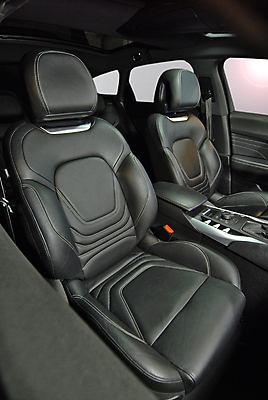 포토 JPG 해외이미지 모델 디자인 여행 의자 비즈니스 교통시설 자동차 유리 실내 안전 사람없음 내부 뷰티 문 검은색 장비 운전 벨트 판넬 바퀴 운전사 우아함 크루즈 가죽 크림 승객 계기판 고립 자동 해외포토 직업 잡화 육상교통 컬러 가구 교통 컨셉 배_교통 모션 재질 시설 파일형식 이미지허브