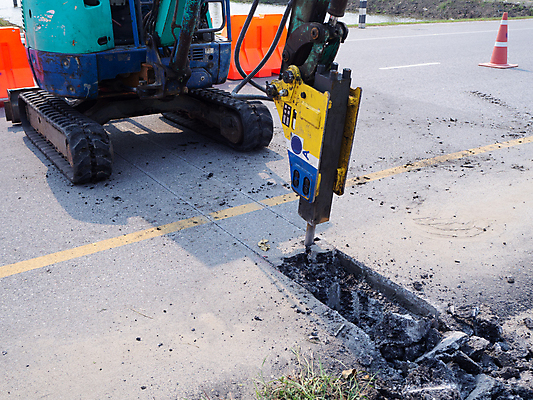 포토 JPG 해외이미지 옷 남자 산업 도로 지구 모래 신발 포장 모션 벽돌 노동자 거리 안전 사람없음 건물 힘 기계 흙 장비 조약돌 바위 도시 업무 수리 파편 아스팔트 땅 굴착기 삽 발굴 보안 시멘트 먼지 부활 무거움 일반 복원 콘크리트 하수 해외포토 직업 건축물 길 교통시설 사람 물 돌 작업 중장비 무게 파일형식 이미지허브