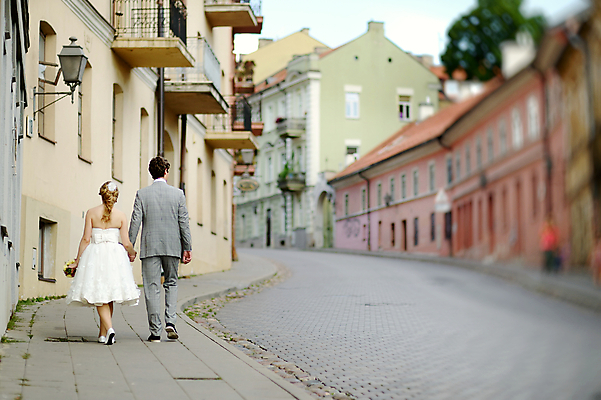 포토 JPG 해외이미지 응시 드레스 옷 여자 꽃 행복 문화 얼굴 꽃다발 결혼 2 결혼식 거리 함께함 관리 사랑 미소 정장 턱시도 성인 야외 두명 가로 컬러풀 뷰티 유행 산책 흰색 잡기 도시 우아함 만족 타운 베일 사춘기 옛날 천진난만 해외포토 식물 시선 감정 컬러 컨셉 모션 휴식 표정 사람 이벤트 신체부위 파일형식 이미지허브