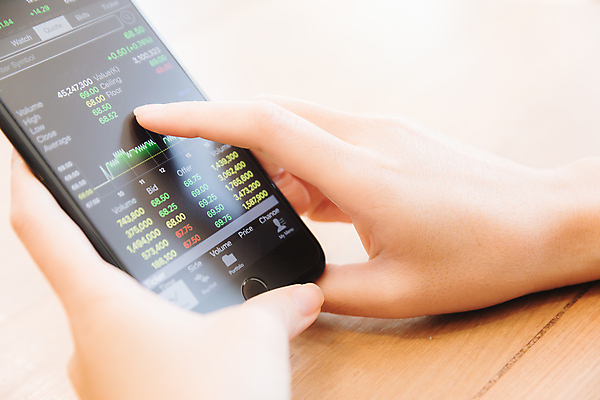 포토 JPG 해외이미지 손 그래프 들기 신체부위 스마트폰 주식 분석 투자 해외포토 컨셉 비즈니스 모션 사람 금융 핸드폰 스마트기기 파일형식 이미지허브