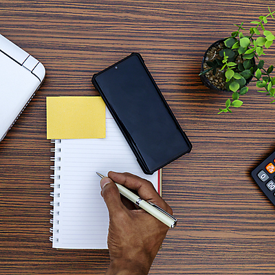 포토 JPG 해외이미지 손 교육 종이 백그라운드 컨셉 패턴 인터넷 비즈니스 탁자 모바일 직장 사람없음 목재 책 금융 노트북 스마트폰 핸드폰 컴퓨터 사무실 펜 갈색 노란색 우주 스크린 쪽지 공책 공백 계산기 흰색 키보드 업무 작업장 정상 책상 오브젝트 문제집 시트 패드 목업 카피스페이스 해외포토 나무 산업 컬러 가구 무늬 회사 재료 문구용품 신체부위 경제 전자제품 스마트기기 필기구 장비 작업 파일형식 이미지허브