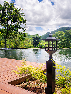 포토 JPG 해외이미지 나무 라이프스타일 디자인 외관 호수 여행 백그라운드 건축양식 자연 하늘 호텔 휴가 휴식 산 수영장 풍경 사람없음 야외 목재 초록색 물 여름 반사 우주 정원 수영 봄 고급 빌라 휴양지 내추럴 해외포토 자연요소 식물 계절 건축 컬러 컨셉 재료 숙소 주택 생활 장소 수상스포츠 생태계 파일형식 이미지허브