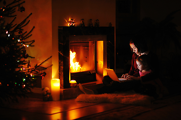 포토 JPG 해외이미지 나무 디자인 계절 어린이 크리스마스 거실 가족 불 주택 함께함 실내 따뜻함 선물 사랑 앉기 내부 두명 장식 노트북 컴퓨터 크리스마스트리 갈색 축제 공책 어둠 방 축하 오픈 클래식 고급 야간 저녁 12월 무선전화기 벽난로 장면 리빙 배려 해외포토 자연요소 식물 기념일 감정 컬러 컨셉 관계 모션 문구용품 사람 건물 전자제품 날짜 전화기 파일형식 이미지허브