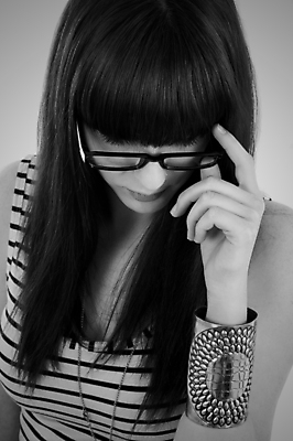 포토 JPG 해외이미지 백인 모델 1 학생 라이프스타일 응시 여자 행복 안경 얼굴 백그라운드 갈색머리 한명 서기 사람 성인 청춘 뷰티 갈색 귀여움 흰색 표현 고립 해외포토 서양인 헤어스타일 시선 잡화 감정 컬러 컨셉 모션 생활 신체부위 파일형식 이미지허브