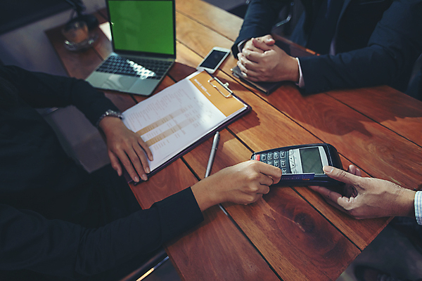 포토 JPG 해외이미지 손 여자 컨셉 돈 비즈니스 사람없음 금융 쇼핑 세일 상점 디지털 기계 키보드 잡기 신용카드 닫기 구매 플라스틱 고객 전자 결제 영수증 소매 ATM 계산원 인출 체크아웃 터미널 해외포토 직업 모션 재질 사람 신체부위 경제 재산 파일형식 이미지허브