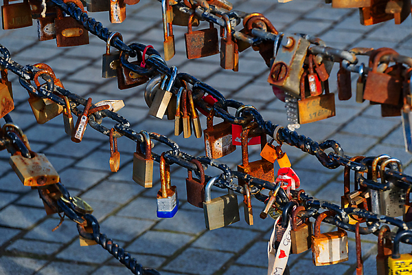 포토 JPG 해외이미지 결혼 백그라운드 열쇠 자물쇠 발렌타인데이 매달리기 사랑 사람없음 야외 빨간색 울타리 강 금속 하트 철 심볼 사인 부식 잠금 보안 철강 철책 해외포토 모양 감정 컬러 모션 데이이벤트 재질 안전 이벤트 담장 파일형식 이미지허브