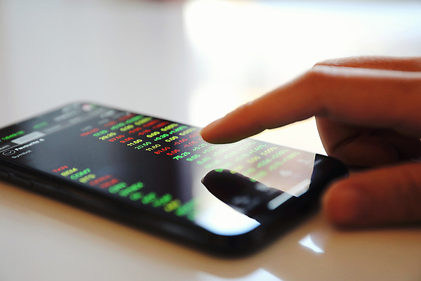 포토 JPG 해외이미지 손 아웃포커스 신체부위 스마트폰 가리킴 주식 분석 투자 해외포토 컨셉 비즈니스 촬영기법 사람 손짓 금융 핸드폰 스마트기기 파일형식 이미지허브