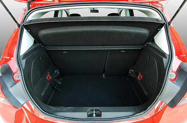 포토 JPG 해외이미지 도로 여행 가방 교통시설 자동차 항해 부츠 사람없음 쇼핑 상자 소풍 문 우주 상점 하이킹 운전 짐 화물 오픈 상품 큼 플라스틱 객실 짐차 수하물 자동 해외포토 잡화 길 육상교통 교통 신발 배_교통 모션 재질 레저 야외활동 운송업 크기 시설 파일형식 이미지허브