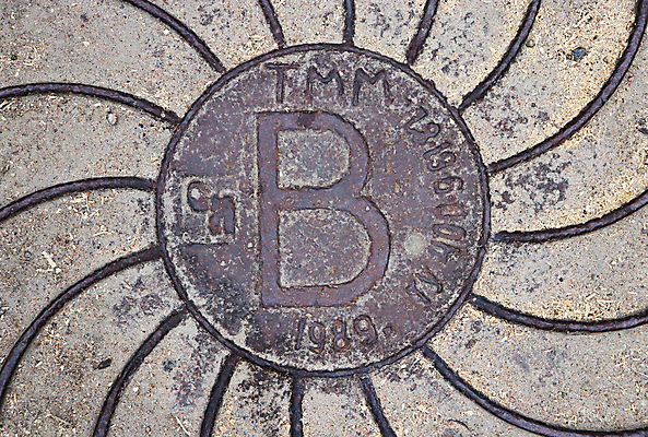 포토 JPG 해외이미지 도로 거리 사람없음 물 금속 덮개 도시 철 부식 질감 무거움 부화 그런지 철강 폐수 하수 해외포토 자연요소 길 교통시설 재질 뚜껑 환경오염 무게 파일형식 이미지허브