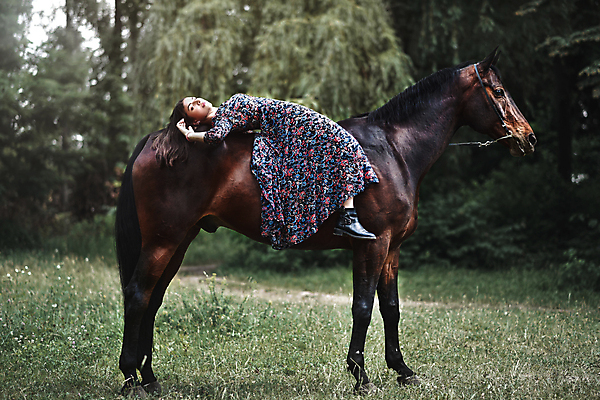 포토 JPG 해외이미지 동물 백인 모델 1 드레스 공원 여자 행복 유럽 결혼 자연 한명 사람 이벤트 성인 야외 가로 초록색 뷰티 갈색 유행 쌓기 우정 흰색 축하 우아함 승차 숲 장면 약혼 추적 돌봄 해외포토 서양인 옷 공공시설 감정 나라 컬러 컨셉 모션 친구 생태계 약속 파일형식 이미지허브