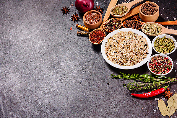 포토 JPG 해외이미지 백그라운드 잎 재료 고추 탁자 파프리카 건조 마늘 요리 씨앗 동양인 사람없음 빨간색 초록색 컬러풀 주방 숟가락 검은색 어둠 양념 조미료 사발 고수 맛 가루 인도인 허브 메뉴 유기농 매움 아로마 소금 향 레시피 후추 카레 생강 바질 로즈메리 시나몬 강황 해외포토 외국인 식물 웰빙 음식 컬러 가구 컨셉 채소 식재료 수저 인종 사기그릇 향신료 향미료 파일형식 이미지허브