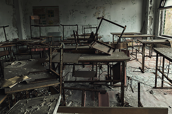 포토 JPG 해외이미지 교육 어린이 백그라운드 의자 교실 학교 탁자 실내 사람없음 목재 손상 방 도시 환경오염 위험 버리기 책상 폐허 방사능 방사선 오싹 해외포토 나무 가구 컨셉 재료 모션 사람 내부 파일형식 이미지허브