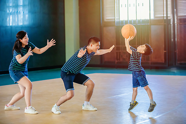 포토 JPG 해외이미지 여자 남자 행복 아들 어린이 스포츠 포즈 공 가족 놀이 엄마 휴가 휴식 함께함 농구 실내 미소 사람 동양인 경기 소년 세명 여름 운동 바구니 경쟁 게임 그룹 아빠 발사 법정 조부모 플레이어 해외포토 계절 감정 컨셉 관계 표정 건강 인종 내부 구기 파일형식 이미지허브