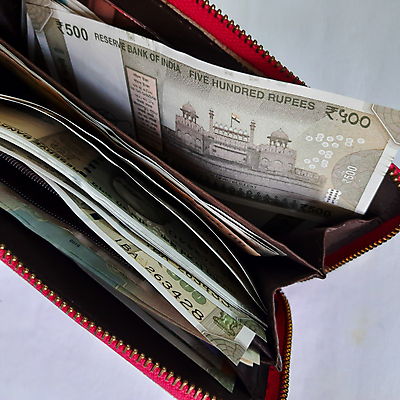 포토 JPG 해외이미지 종이 여행 백그라운드 지폐 돈 비즈니스 성공 사람없음 금융 경제 쇼핑 달러 쪽지 저축 유로 흰색 오픈 지갑 시장 재산 구매 주머니 가난 가죽 심볼 투자 상업 결제 계산서 싱가폴 고립 수입 연금 많음 해외포토 아시아 컬러 컨셉 파일형식 이미지허브