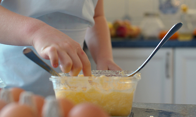 포토 JPG 해외이미지 백인 손 행복 어린이 재료 손가락 가정 유리 디저트 주택 실내 요리 한명 취미 사람없음 내부 쿠키 주방 요리사 앞치마 기쁨 빵집 사발 달콤 맛 설탕 준비 반죽 만들기 레시피 버터 섞기 페스츄리 해외포토 서양인 직업 1 감정 음식 빵 컨셉 모션 재질 사람 건물 신체부위 상점 사기그릇 파일형식 이미지허브