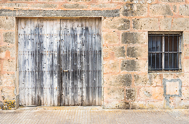 포토 JPG 해외이미지 벽 백그라운드 건축양식 창문 날씨 자물쇠 사람없음 야외 건물 목재 문 마을 수확 골동품 바위 시골 묘사 대문 외양간 고체 구식 옛날 차고 해외포토 나무 건축물 건축 농업 재료 돌_바위 파일형식 이미지허브
