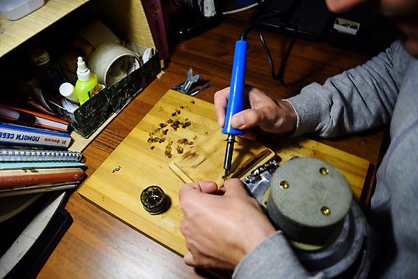 포토 JPG 해외이미지 직업 손 음악 비즈니스 노동자 사람 성인 사람없음 목재 전자제품 디지털 기계 듣기 장비 수확 CD 흰색 공구 업무 작업실 수리 플러그 전기에너지 볼륨 서비스 역동적 오디오 70대 자석 베이스 소비에트 합판 해외포토 나무 노년 컬러 컨셉 농업 재료 모션 현악기 문화예술 신체부위 에너지 도구 작업 파일형식 이미지허브