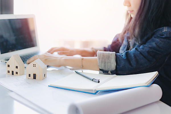 포토 JPG 해외이미지 직업 디자인 산업 종이 비즈니스 건축양식 탁자 노동자 주택 직장 실내 한명 사람 동양인 내부 건물 노트북 컴퓨터 사무실 업무 엔지니어 재산 수리 계획 안전모 건축가 디자이너 땅 스케치 책상 그림 문서 감독관 청사진 공학 점검 계약자 리뷰 프로젝트 해외포토 1 건축물 교육 건축 가구 컨셉 회사 미술 인종 금융 전자제품 작업 기술자 헬멧 안전장비 계약 파일형식 이미지허브