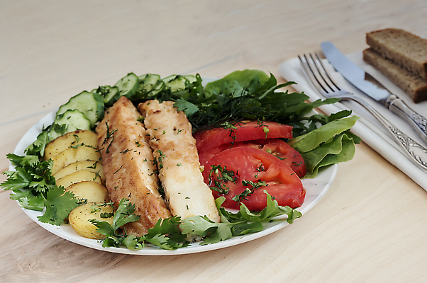 포토 JPG 해외이미지 전통 접시 음식 조각 다이어트 토마토 채소 오이 감자 실내 파슬리 건강 어류 요리 사람없음 가로 초록색 식사 저녁식사 튀김 흰색 상추 굽기 컵받침 해산물 서빙 딜 삶기 송어 오메가 카피스페이스 해외포토 식기 컬러 내부 수중동물 공백 구이 받침대 파일형식 이미지허브