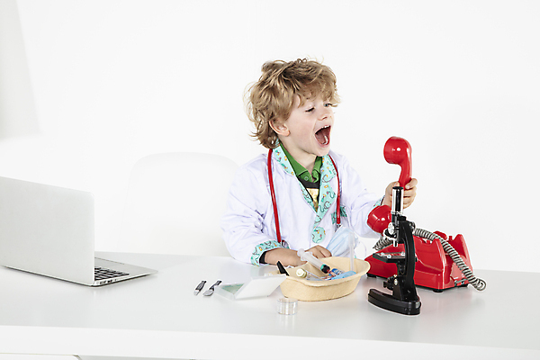 포토 JPG 해외이미지 감정 어린이 과학 컨셉 비즈니스 미래 아이디어 건강 병원 현미경 대화 한명 사람 소년 노트북 컴퓨터 사무실 약 건강관리 환자 의사 흰색 업무 체험 실험실 결과 전화기 과학자 책상 박테리아 고립 마약 비명 헬프 해외포토 직업 1 남자 컬러 가구 의학 실험기구 실험 관리 말하기 전자제품 의료진 작업 도움 학자 파일형식 이미지허브