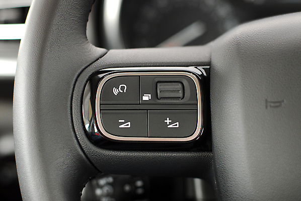 포토 JPG 해외이미지 여행 컨셉 비즈니스 교통시설 자동차 새로움 실내 사람없음 내부 기계 운전 기구 묘사 속도 쇼 연료 가스 엔진 모터 계기판 자동 제어 스타일 안락 해외포토 육상교통 교통 모션 시설 파일형식 이미지허브