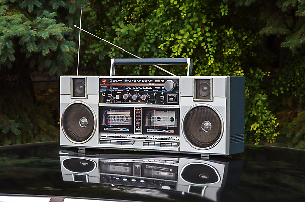 포토 JPG 해외이미지 디자인 음악 놀이 주택 사람없음 전자제품 상자 금속 힘 소리 듣기 장비 수확 도시 카세트테이프 은색 볼륨 휴대용 시원함 라디오 복고 디스코 신호 합성 오디오 아날로그 70대 스테레오 녹음기 옛날 텀블러 플레이어 해외포토 노년 컬러 농업 모션 재질 문화예술 건물 컵 춤 오브젝트 파일형식 녹음_기록 이미지허브